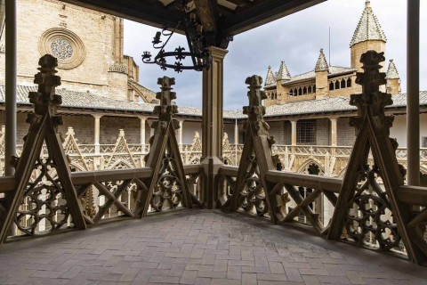 Imágenes de la visita guiada a la presentación de la finalización de las obras de restauración del claustro gótico de la Catedral de Pamplona.