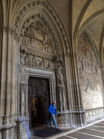 Imágenes de la visita guiada a la presentación de la finalización de las obras de restauración del claustro gótico de la Catedral de Pamplona.