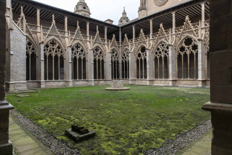Imágenes de la visita guiada a la presentación de la finalización de las obras de restauración del claustro gótico de la Catedral de Pamplona.