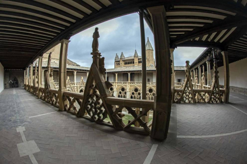 Imágenes de la visita guiada a la presentación de la finalización de las obras de restauración del claustro gótico de la Catedral de Pamplona.