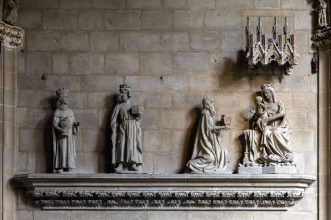 Imágenes de la visita guiada a la presentación de la finalización de las obras de restauración del claustro gótico de la Catedral de Pamplona.