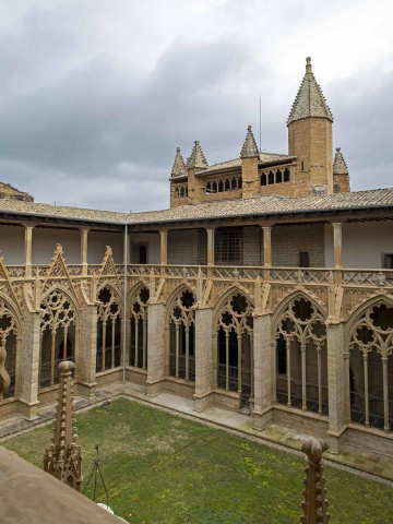 Imágenes de la visita guiada a la presentación de la finalización de las obras de restauración del claustro gótico de la Catedral de Pamplona.