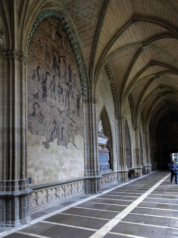Imágenes de la visita guiada a la presentación de la finalización de las obras de restauración del claustro gótico de la Catedral de Pamplona.
