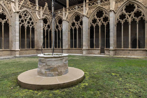 Imágenes de la visita guiada a la presentación de la finalización de las obras de restauración del claustro gótico de la Catedral de Pamplona.