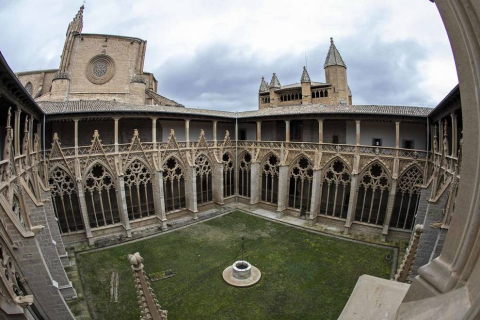 Imágenes de la visita guiada a la presentación de la finalización de las obras de restauración del claustro gótico de la Catedral de Pamplona.