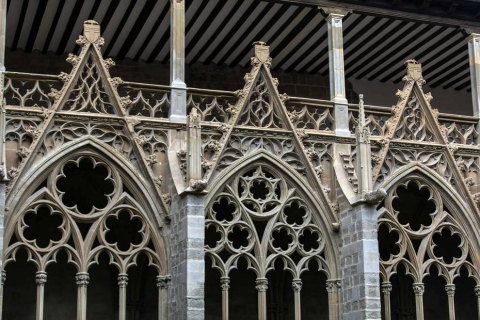 Imágenes de la visita guiada a la presentación de la finalización de las obras de restauración del claustro gótico de la Catedral de Pamplona.
