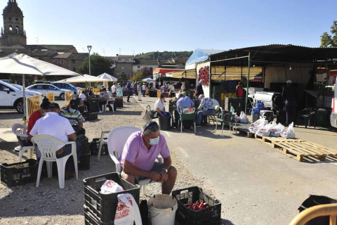 Como todos los años, la campa de la Fundación Mena de Puente la Reina desprende un olor inconfundible. Es temporada de pimiento y el tradicional mercado se ha adaptado a la pandemia