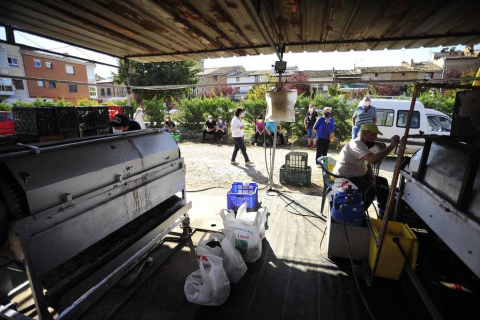Como todos los años, la campa de la Fundación Mena de Puente la Reina desprende un olor inconfundible. Es temporada de pimiento y el tradicional mercado se ha adaptado a la pandemia