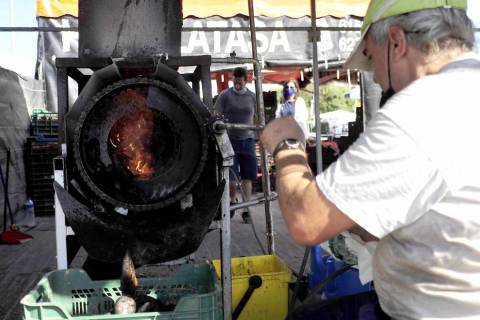 Como todos los años, la campa de la Fundación Mena de Puente la Reina desprende un olor inconfundible. Es temporada de pimiento y el tradicional mercado se ha adaptado a la pandemia