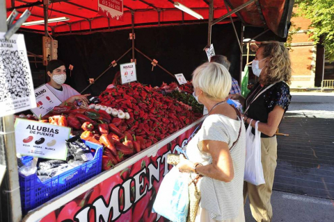 Como todos los años, la campa de la Fundación Mena de Puente la Reina desprende un olor inconfundible. Es temporada de pimiento y el tradicional mercado se ha adaptado a la pandemia