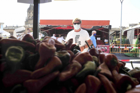 Como todos los años, la campa de la Fundación Mena de Puente la Reina desprende un olor inconfundible. Es temporada de pimiento y el tradicional mercado se ha adaptado a la pandemia