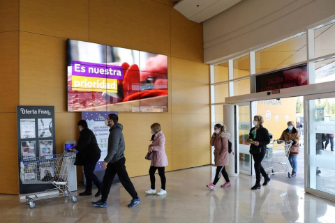 Imágenes de clientes en el centro comercial La Morea en el Polígono Cordovilla el viernes 27.