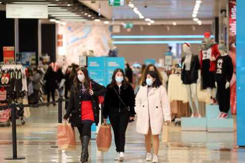 Imágenes de clientes en el centro comercial La Morea en el Polígono Cordovilla el viernes 27.