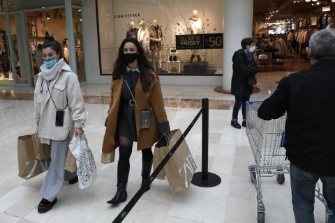 Imágenes de clientes en el centro comercial La Morea en el Polígono Cordovilla el viernes 27.