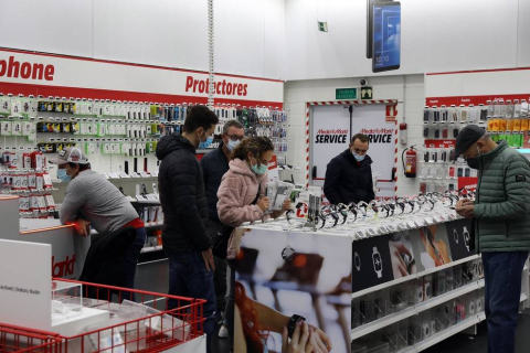 Imágenes de clientes en el centro comercial La Morea en el Polígono Cordovilla el viernes 27.