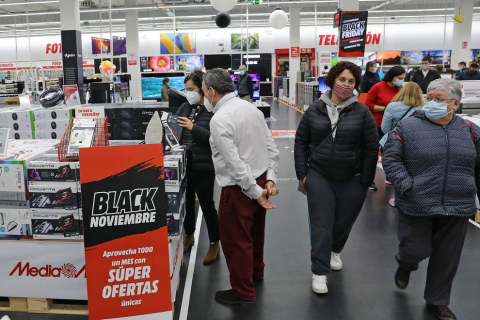 Imágenes de clientes en el centro comercial La Morea en el Polígono Cordovilla el viernes 27.