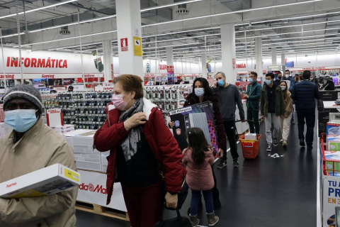 Imágenes de clientes en el centro comercial La Morea en el Polígono Cordovilla el viernes 27.
