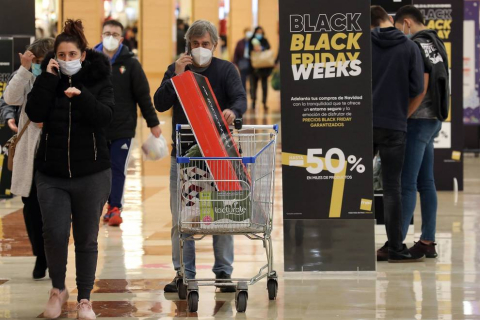 Imágenes de clientes en el centro comercial La Morea en el Polígono Cordovilla el viernes 27.