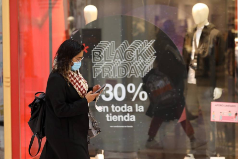 Imágenes de clientes en el centro comercial La Morea en el Polígono Cordovilla el viernes 27.