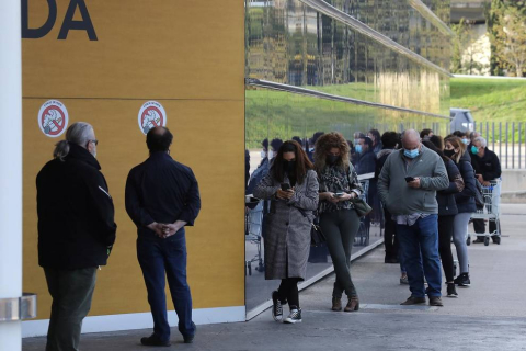Imágenes de clientes en el centro comercial La Morea en el Polígono Cordovilla el viernes 27.