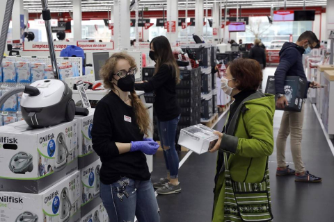 Imágenes de clientes en el centro comercial La Morea en el Polígono Cordovilla el viernes 27.