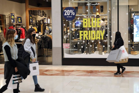 Imágenes de clientes en el centro comercial La Morea en el Polígono Cordovilla el viernes 27.