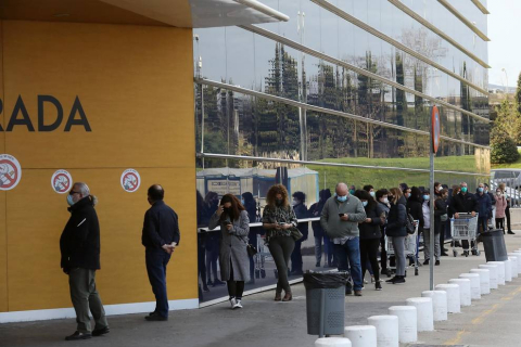 Imágenes de clientes en el centro comercial La Morea en el Polígono Cordovilla el viernes 27.