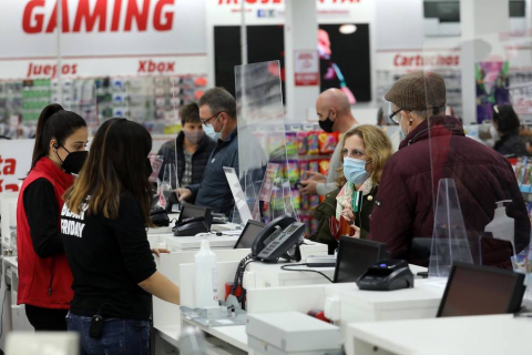 Imágenes de clientes en el centro comercial La Morea en el Polígono Cordovilla el viernes 27.