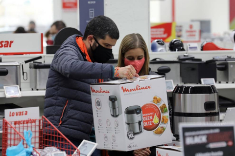 Imágenes de clientes en el centro comercial La Morea en el Polígono Cordovilla el viernes 27.