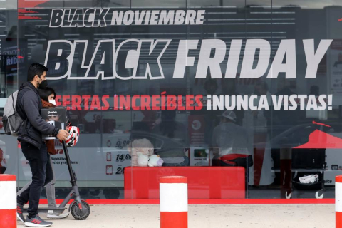 Imágenes de clientes en el centro comercial La Morea en el Polígono Cordovilla el viernes 27.