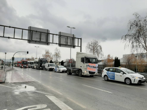 Una caravana de 200 vehículos recorre las rondas de Pamplona contra la nueva tributación del IRPF