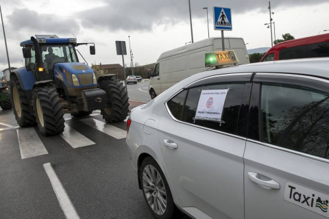 Una caravana de 200 vehículos recorre las rondas de Pamplona contra la nueva tributación del IRPF