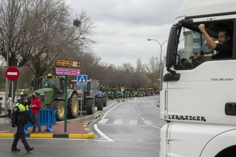 Una caravana de 200 vehículos recorre las rondas de Pamplona contra la nueva tributación del IRPF