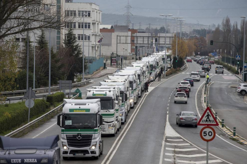 Una caravana de 200 vehículos recorre las rondas de Pamplona contra la nueva tributación del IRPF