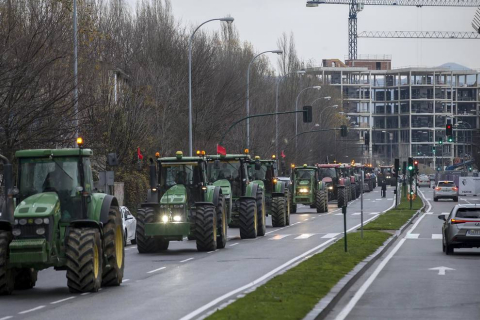 Una caravana de 200 vehículos recorre las rondas de Pamplona contra la nueva tributación del IRPF