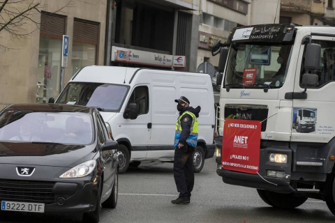 Una caravana de 200 vehículos recorre las rondas de Pamplona contra la nueva tributación del IRPF