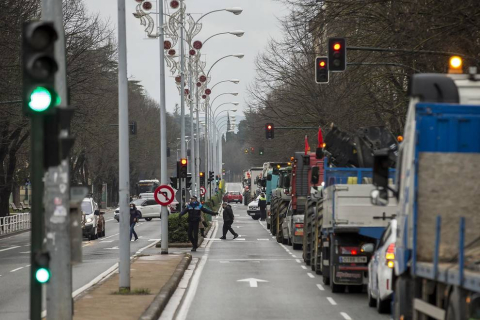 Una caravana de 200 vehículos recorre las rondas de Pamplona contra la nueva tributación del IRPF