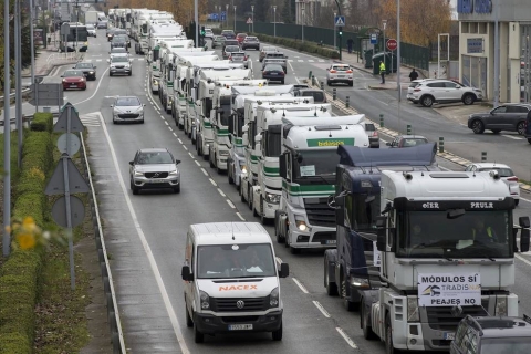 Una caravana de 200 vehículos recorre las rondas de Pamplona contra la nueva tributación del IRPF