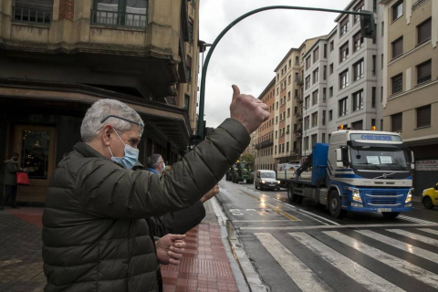 Una caravana de 200 vehículos recorre las rondas de Pamplona contra la nueva tributación del IRPF