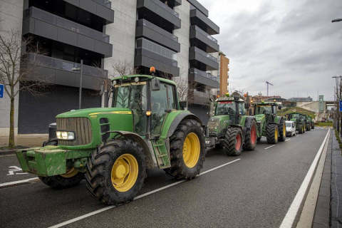 Una caravana de 200 vehículos recorre las rondas de Pamplona contra la nueva tributación del IRPF