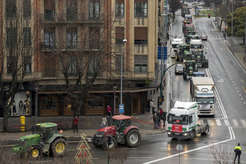 Una caravana de 200 vehículos recorre las rondas de Pamplona contra la nueva tributación del IRPF
