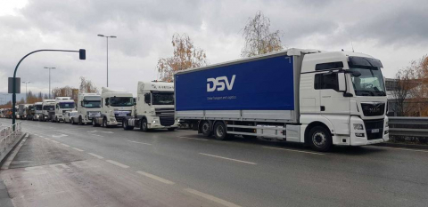 Una caravana de 200 vehículos recorre las rondas de Pamplona contra la nueva tributación del IRPF