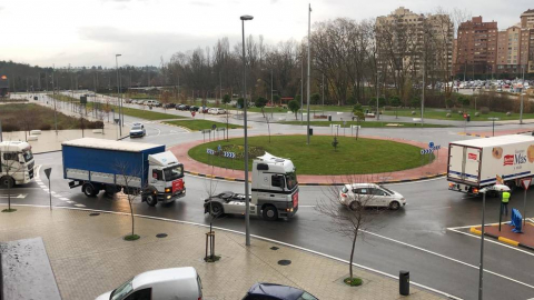 Una caravana de 200 vehículos recorre las rondas de Pamplona contra la nueva tributación del IRPF