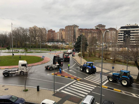 Una caravana de 200 vehículos recorre las rondas de Pamplona contra la nueva tributación del IRPF