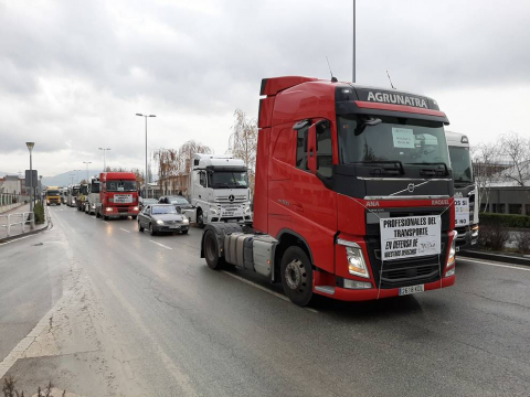 Una caravana de 200 vehículos recorre las rondas de Pamplona contra la nueva tributación del IRPF