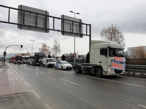 Una caravana de 200 vehículos recorre las rondas de Pamplona contra la nueva tributación del IRPF