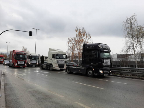 Una caravana de 200 vehículos recorre las rondas de Pamplona contra la nueva tributación del IRPF