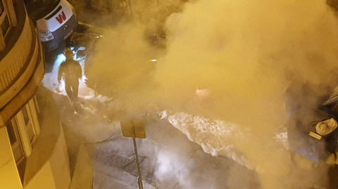 Bomberos de Navarra y agentes locales acudieron al fuego que afectó al motor de un coche en el Paseo Invierno de la capital ribera, sin que se lamentaran daños personales