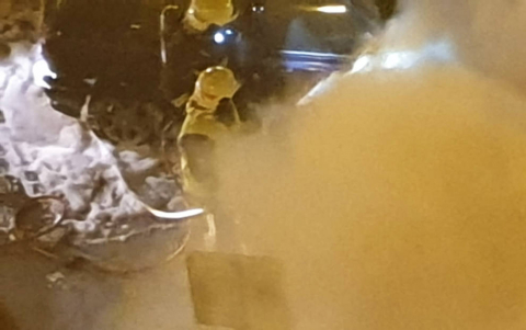 Bomberos de Navarra y agentes locales acudieron al fuego que afectó al motor de un coche en el Paseo Invierno de la capital ribera, sin que se lamentaran daños personales