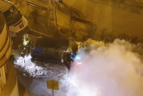 Bomberos de Navarra y agentes locales acudieron al fuego que afectó al motor de un coche en el Paseo Invierno de la capital ribera, sin que se lamentaran daños personales